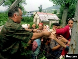 Ratko Mladić u Potočarima, juli 1995.