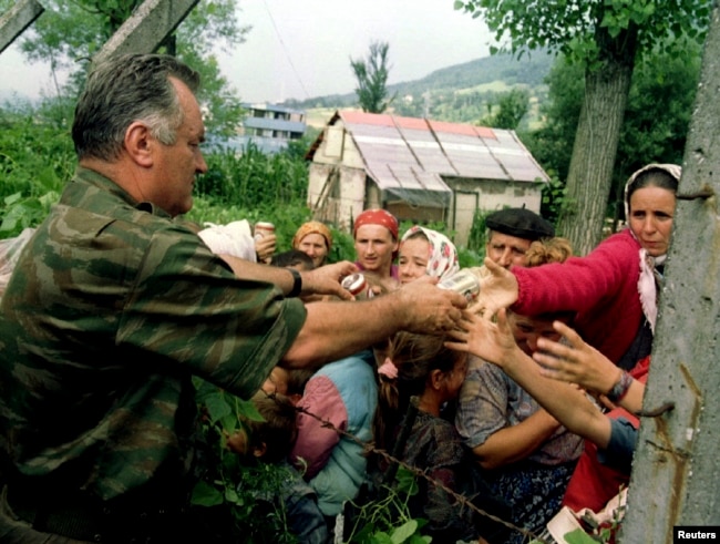 Komandanti i përgjithshëm i ushtrisë së atëhershme serbe, Ratko Mlladiq. Potoçari, korrik 1995.
