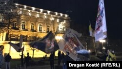 Skup proruskih desničara održan je kod spomenika ruskom caru Nikolaju koji se nalazi preko puta Predsedništva Srbije