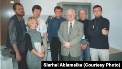 Васіль Быкаў у рэдакцыі Беларускай службы Радыё Свабода. Крайні справа — Сяргей Абламейка. Прага, 2001 год