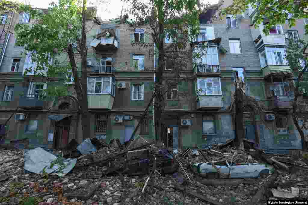 Зруйнований російським обстрілом житловий будинок у Дніпрі