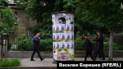 Плакати с карикатурата, разлепени на ул. "Раковски" в София