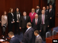 Članovi vlade u tehničkom mandatu na ulazu u parlamentarnu salu, 28. januar 2024.
