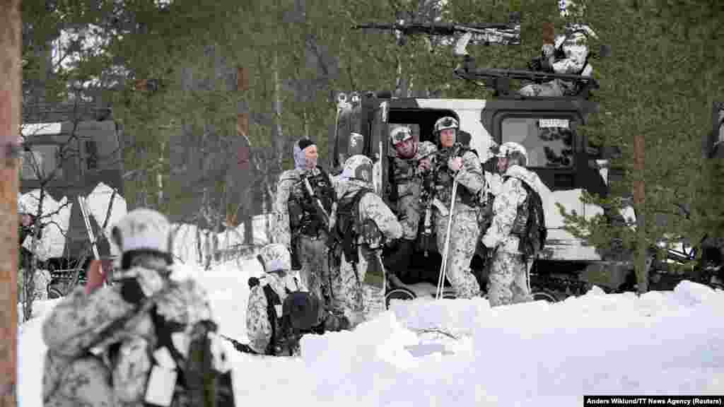 Finski vojnici na vježbi obuke sa švedskim trupama tokom NATO-ove vježbe Nordic Response u Hetti, u Finskoj, 5. marta. I Švedska i Finska, koje su se pridružile Alijansi u aprilu 2023., napustile su dugogodišnju politiku vojne neutralnosti nakon ruske invazije punog obima na Ukrajinu. &nbsp;