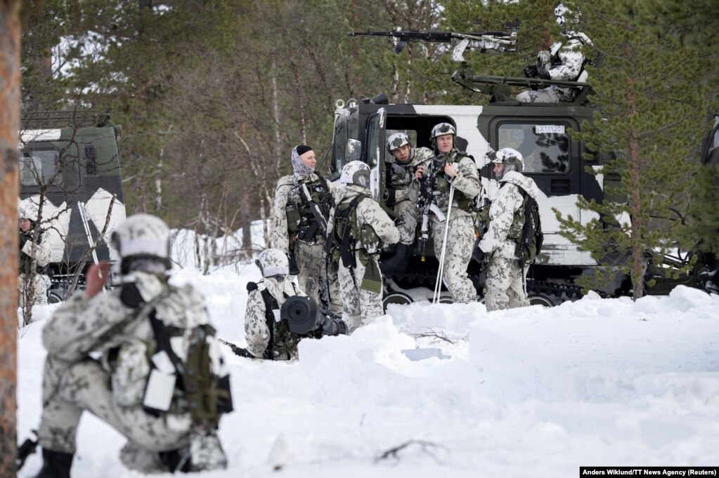Acum, soldații suedezi se antrenează alături de trupele finlandeze. Finlanda a aderat la NATO în aprilie 2023 (Sursă foto: Europa Liberă Moldova)
