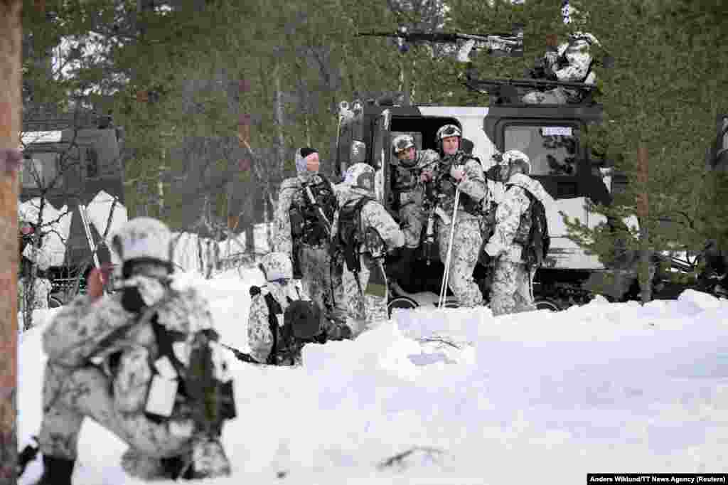 Soldați finlandezi la un antrenament alături de trupe suedeze în timpul exercițiului NATO Nordic Response din Hetta, Finlanda, la 5 martie. Atât Suedia, cât și Finlanda (care a aderat la NATO în aprilie 2023), au renunțat la politicile de lungă durată de neutralitate militară după invazia pe scară largă a Rusiei în Ucraina. &nbsp;