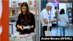 Majoritatea tinerilor, care au beneficiat de voucherul cultural, l-au folosit pentru a procura cărți. Imagine de la Târgul de carte Bookfest din Chișinau, august 2023.