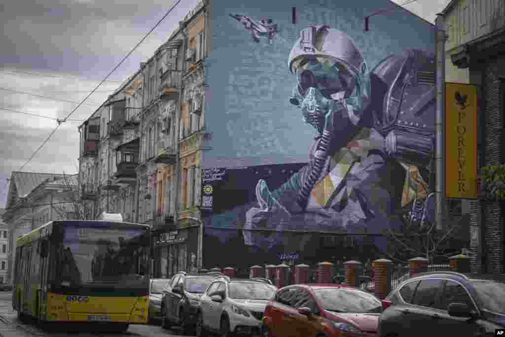 Një mural me imazhin e një piloti ukrainas i cili tregon një shenjë me gishtin lart në një mur apartamenti në Kiev, Ukrainë, 19 janar 2024. Është një referencë për një foto të famshme që qarkulloi në muajt e parë të luftës, ku supozohet se tregon &quot;Fantazmën e Kievit&quot; - një pilot mitik i cili u tha se rrëzoi&nbsp; shumë avionë rusë duke mbrojtur qiellin mbi kryeqytet në 30 orët e para të pushtimit.