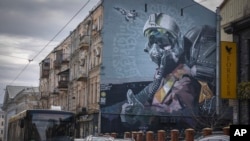 Мурал на украински пилот на ѕидот на станбена зграда во Киев, Украина, 19 јануари 2024 година.
