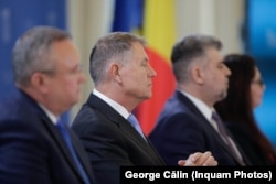 Președintele Klaus Iohannis (centru) este flancat de cei doi lideri ai coaliției de guvernare: premierul Marcel Ciolacu (dreapta) și Nicolae Ciucă (stânga).