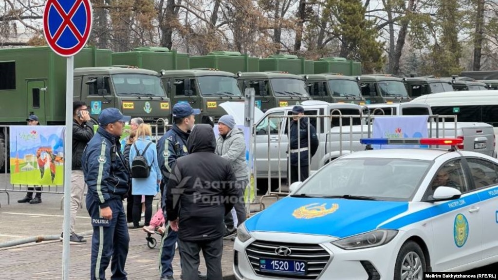 Скопление полицейских и техники силовиков в окрестностях места празднования Наурыз в Алматы. 21 марта 2024 года
