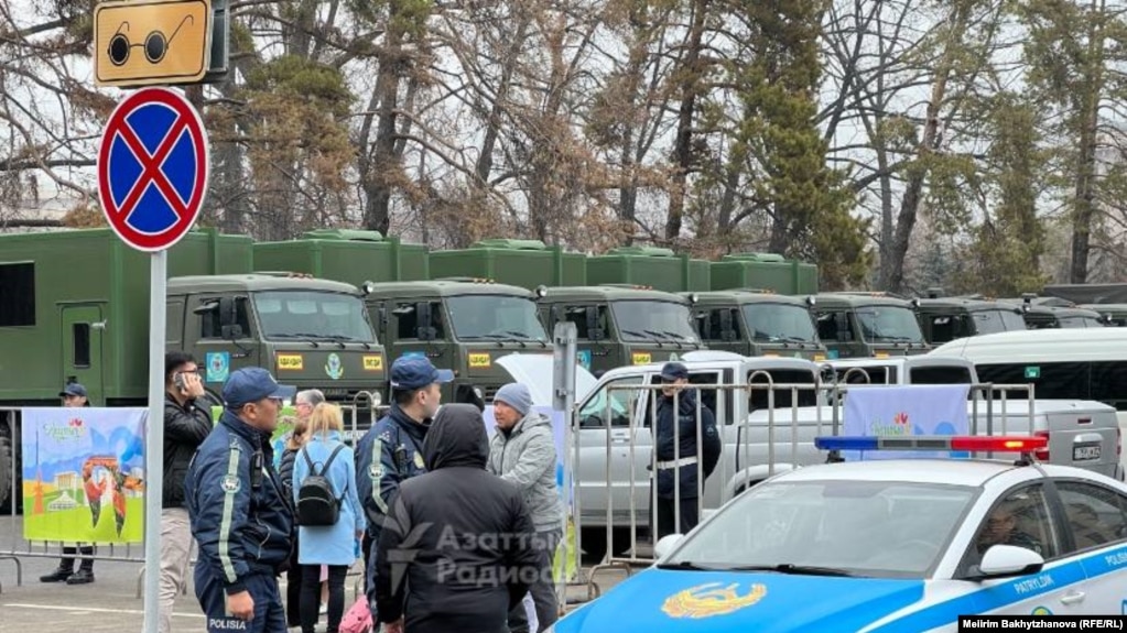 Сотрудники сил безопасности и полицейская техника рядом с местом празднования Наурыза. Алматы, 21 марта 2024 года