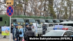 Сотрудники сил безопасности и полицейская техника рядом с местом празднования Наурыза. Алматы, 21 марта 2024 года