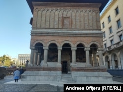 Lăcașele de cult care sunt monumente istorice, precum Biserica Krețulescu, pot fi restaurate numai de către specialiști.