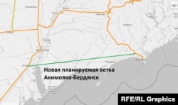 Схема существующих железнодорожных линий на сайте openrailwaymap.org и вектор планируемой новой ветки из Акимовки в Бердянск, которая должна стать частью новой железной дороги из Крыма в Ростов-на-Дону