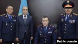 Представление нового главы полиции Западно-Казахстанской области Армана Оразалиева (сидит). 11 мая 2023 года. Фото со страницы полиции ЗКО в соцсетях