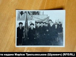 Донька головнокомандувача УПА Романа Шухевича (праворуч) на параді у Слов'янську