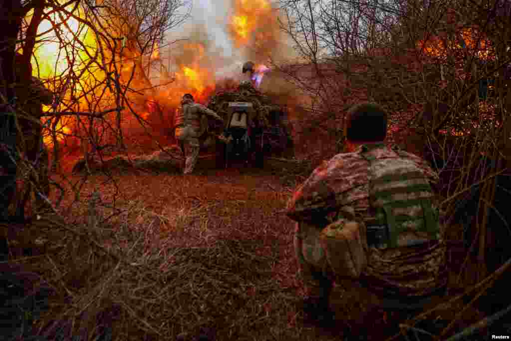 Ukrainian soldiers from the 126th Separate Territorial Defense Brigade fire a D-30 howitzer toward Russian positions&nbsp;near the southern city of Kherson on March 12. Despite artillery and equipment shortages, Kyiv&#39;s troops are continuing their battle to slow the Russian advance along a nearly 1,200 kilometer front.