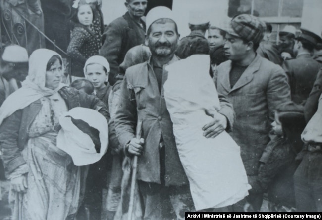 Të mbijetuar të masakrave në Çamëri, fotografi e vitit 1946.