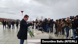 Beogradski advokat Čedomir Stojković položio je u Memorijalnom kompleksu "Adem Jašari" u Prekazu na Kosovu cvijeće na grob Bljerine Jašari, sedmogodišnje djevojčice koju su ubile srpske snage 1998. godine.