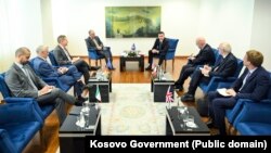 Kryeministri i Kosovës, Albin Kurti, gjatë një takimi me ambasadorët e QUINT-it. 12 maj 2023.