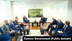 Ambasadorët e QUINT-it në njëtakim me kryeministrin e Kosovës Albin Kurti. Fotografi nga arkiva.