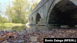 Zbog niskog vodostaja su iz vode izronili ispucali temelji Rimskog mosta, nedaleko od izletišta "Vrelo Bosne". Sarajevo, 29.august 2024. godine.