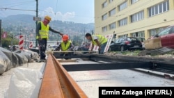 Nepalac Ashok Tamang radi kao građevinac u Bosni i Hercegovini već godinu i po. Trenutno obnavlja tramvajsku prugu u Sarajevu sa još 11 kolega iz Nepala (Sarajevo, 24. avgust 2023.)