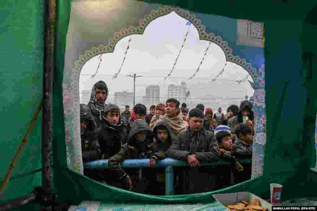 Šiitski muslimani u posjeti svetilištu Saki Šah-e, u sklopu obilježavanja rođenja imama Mahdija, Kabul, Avganistan.