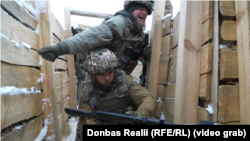 Військовослужбовці ЗСУ тренуються штурмувати окопи противника