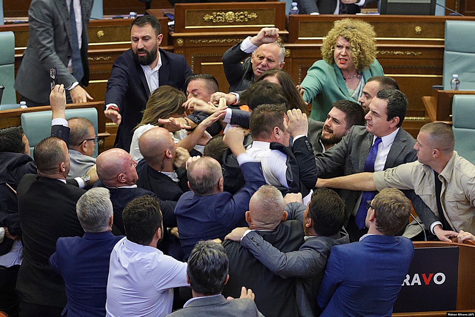 Përleshja fizike e opozitës me anëtarët e kabinetit qeverisës.