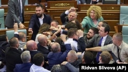 Pamje nga përleshja e 13 korrikut në Kuvendin e Kosovës.