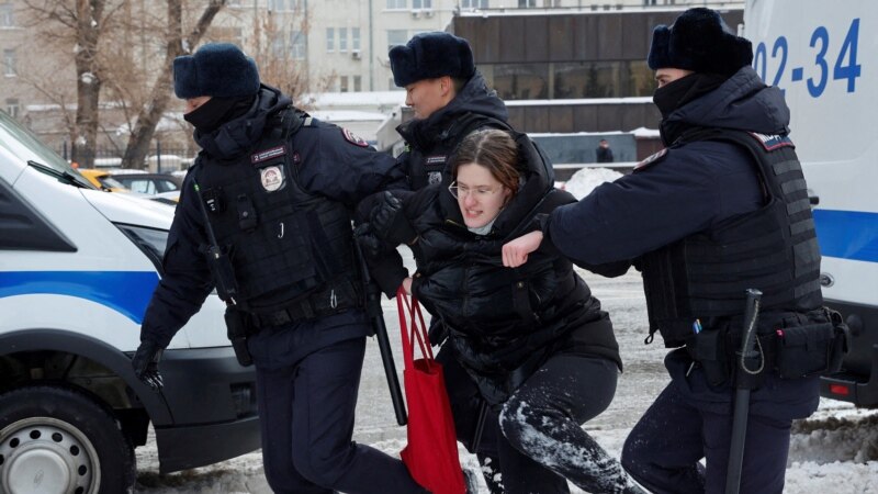 'Borio se za sve nas': Cvijeće za Navaljnog u Moskvi i hapšenja okupljenih