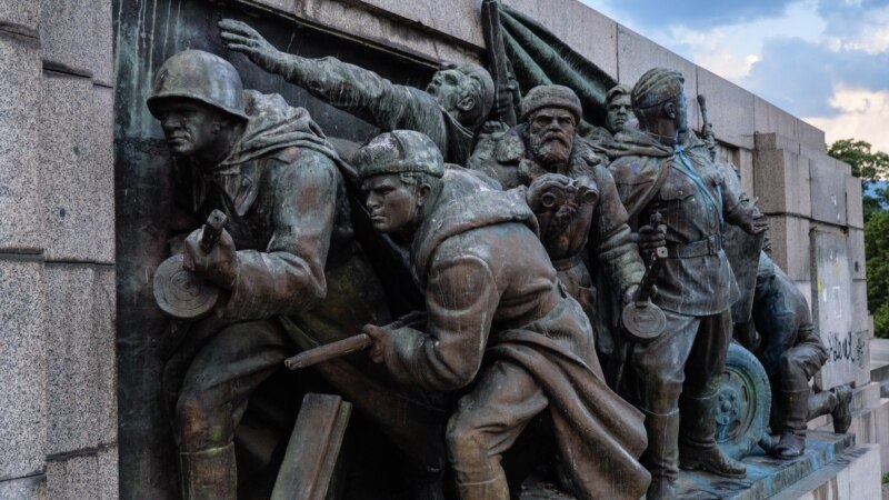 Aktivisti čuvaju sovjetski spomenik u Sofiji zbog najave rušenja