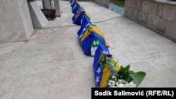 Šest žrtava bošnjačke nacionalnosti su ubijeni 1992.godine u Bratuncu, na istoku Bosne i Hercegovine. Njihovi posmrtni ostaci su pronađeni u različitim masovnim grobnicama.