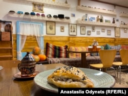 Традиционная самса и только что сваренный кофе в «Крымском дворике»