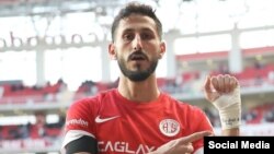 Futbollisti izraelit, Sagiv Jehezke, duke shfaqur mesazhin në mbështetje të pengjeve të marra nga Hamasi. 