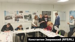 Петербуржцы пишут письма политзаключенным в офисе "Яблока"