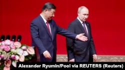 Президент Китая Си Цзиньпин (слева) и руководитель России Владимир Путин. Пекин, 16 мая 2024 года