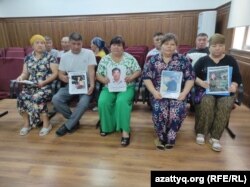 Родственники пяти покойных, посмертно судимых по обвинению в участии в Январских событиях, держат их фотографии, Тараз, 27 июня 2023 года