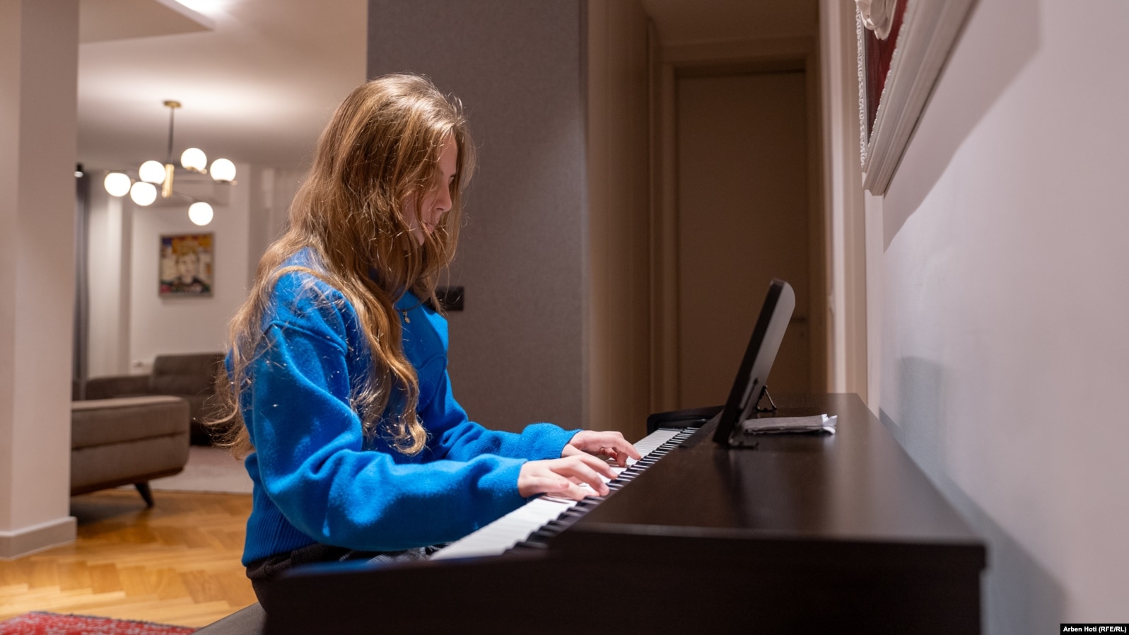 Rozi, duke luajtur në pianon në shtëpinë e saj në Prishtinë.