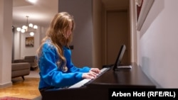 Rozi, duke luajtur në pianon në shtëpinë e saj në Prishtinë.