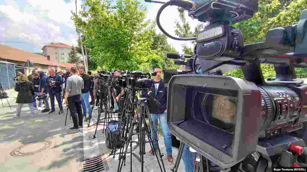Ekipet e mediave të vendosura jashtë objektit të Komunës së Mitrovicës së Veriut mëngjesin e së premtes.