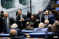 Депутатите от „Възраждане“ напуснаха пленарната зала и не участваха в дебатите по второто гласуване на конституционните промени.