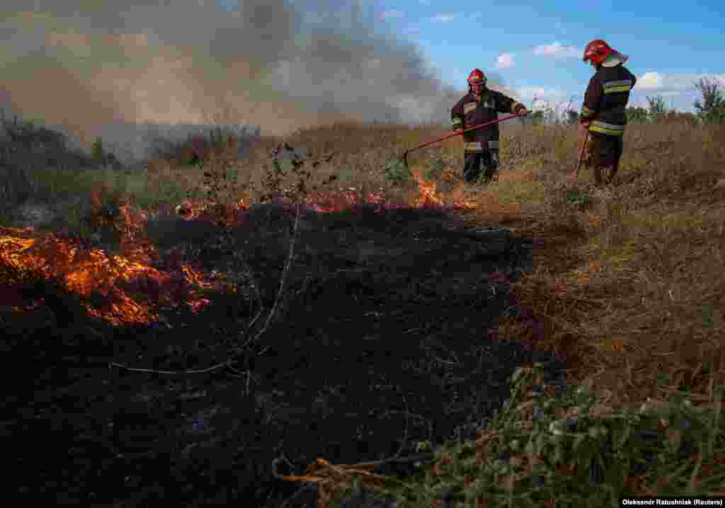 Ukrajinski vatrogasci gase požar koji je zahvatio travu u blizini linije fronta u Zaporoškoj oblasti, 3. septembra. Ukrajinski vojni zvaničnici tvrde da je prva i najjača linija odbrane Rusije probijena u ovom regionu na jugu Ukrajine.