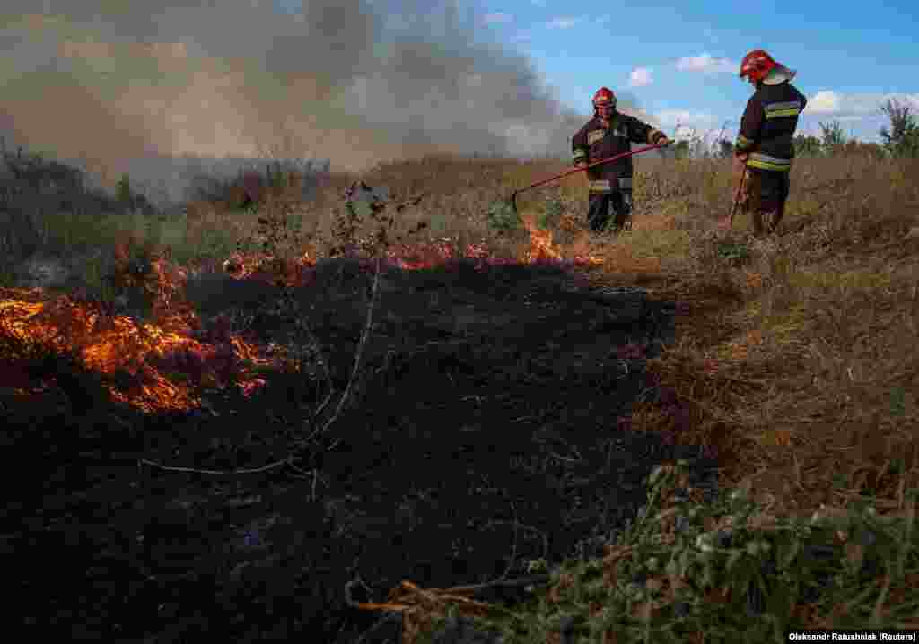 Pompieri ucraineni stingând o miriște incendiată în apropierea unei poziții de front din regiunea Zaporojie, la 3 septembrie. Înalți responsabili militari ucraineni au afirmat că prima și cea mai puternică linie de apărare a Rusiei a fost străpunsă în această regiune sudică.