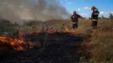 Украинские пожарные тушат горящую трвау возле передовой в Запорожской области, 3 сентября.<br />
<br />
Высокопоставленные украинские военные утверждают, что первая и самая мощная линия российской обороны прорвана в этом регионе на юге страны