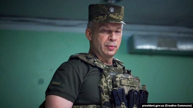 У числених публікаціях іноземних та українських ЗМІ командувач Сухопутних військ ЗСУ генерал-полковник Олександр Сирський називається основним кандидатом на посаду головнокомандувача ЗСУ.