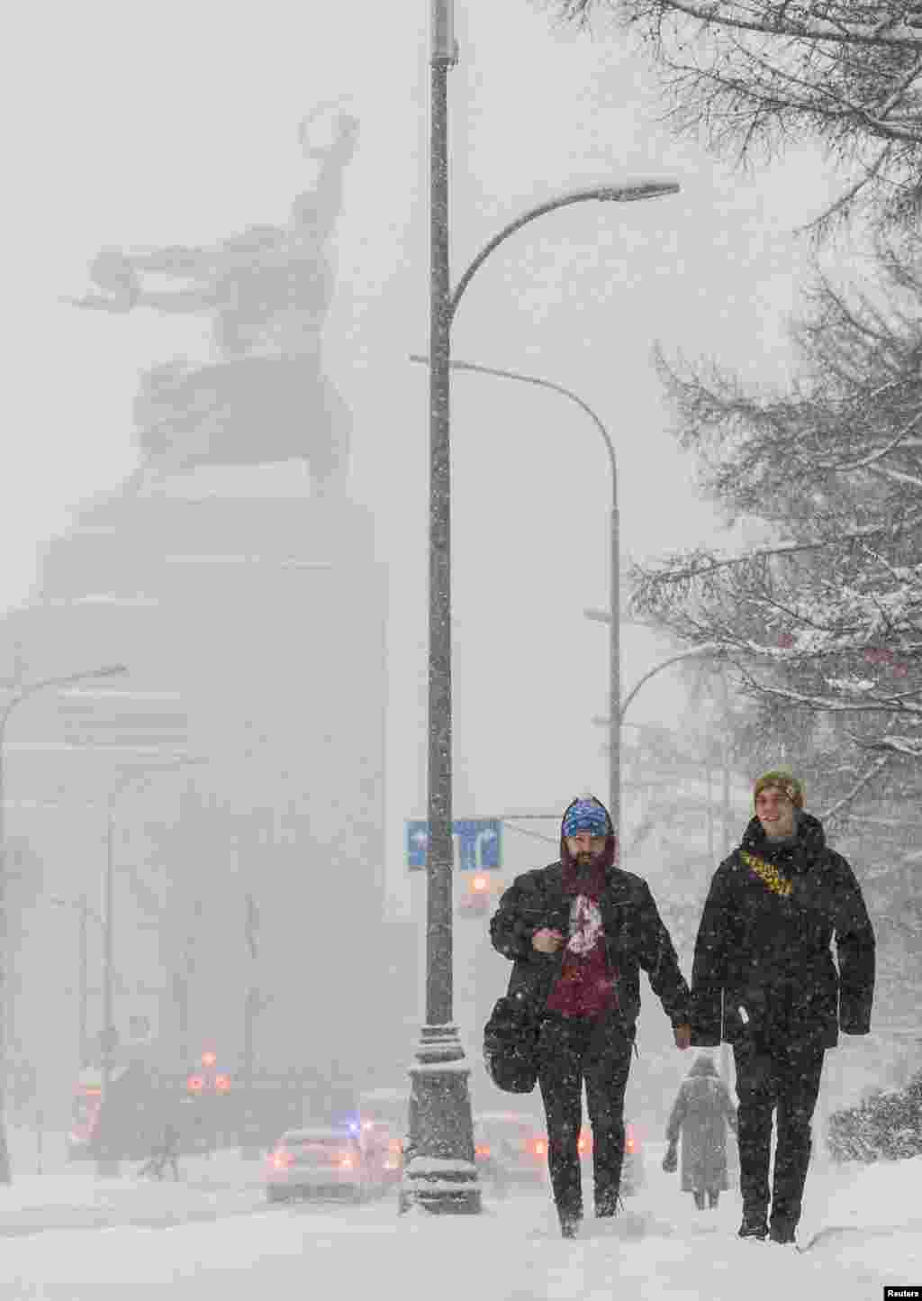 Ovako niska temperatura postala je manje uobičajena u posljednjih nekoliko godina zbog klimatskih promjena, a permafrost pokazuje sve veće znake odmrzavanja. na fotografiji: prizor sa ulica Moskve, 3. decembra.