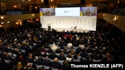 Ukrayına prezidenti Volodımır Zelenskıy video bağı vastasınen Münhen telükesizlik konferentsiyasını açtı. Münhen, 2023 senesi fevralniñ 17-si